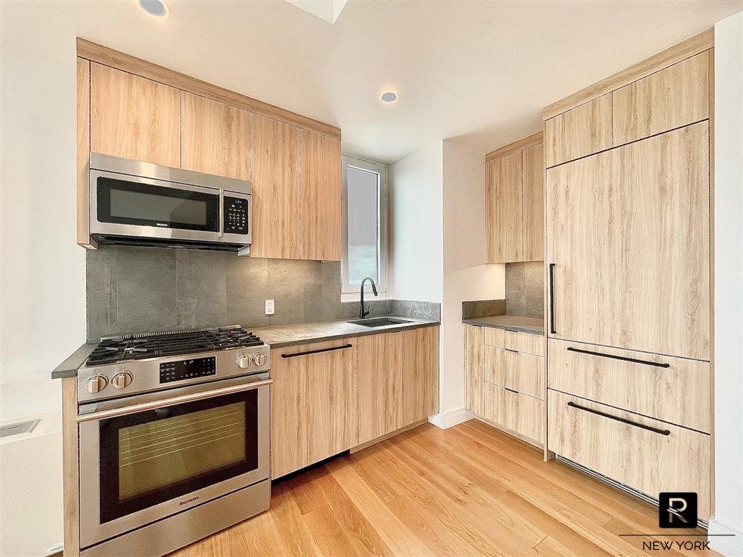 24-16 Queens Plaza South, New York City NY 11101 A.N Shell Realty